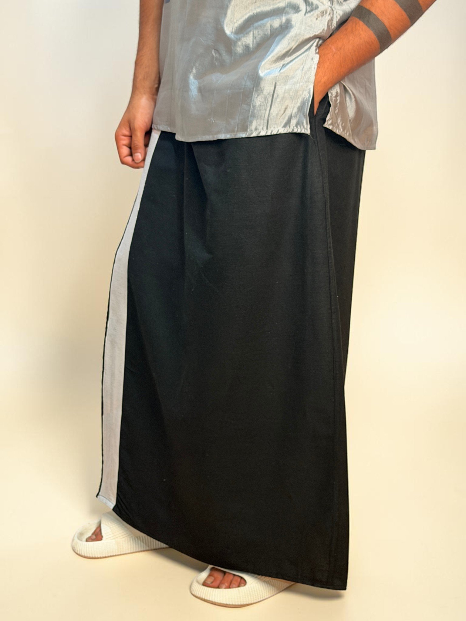 Men Black Color With Silver Zari Stripe Pajamalungi - Image 5