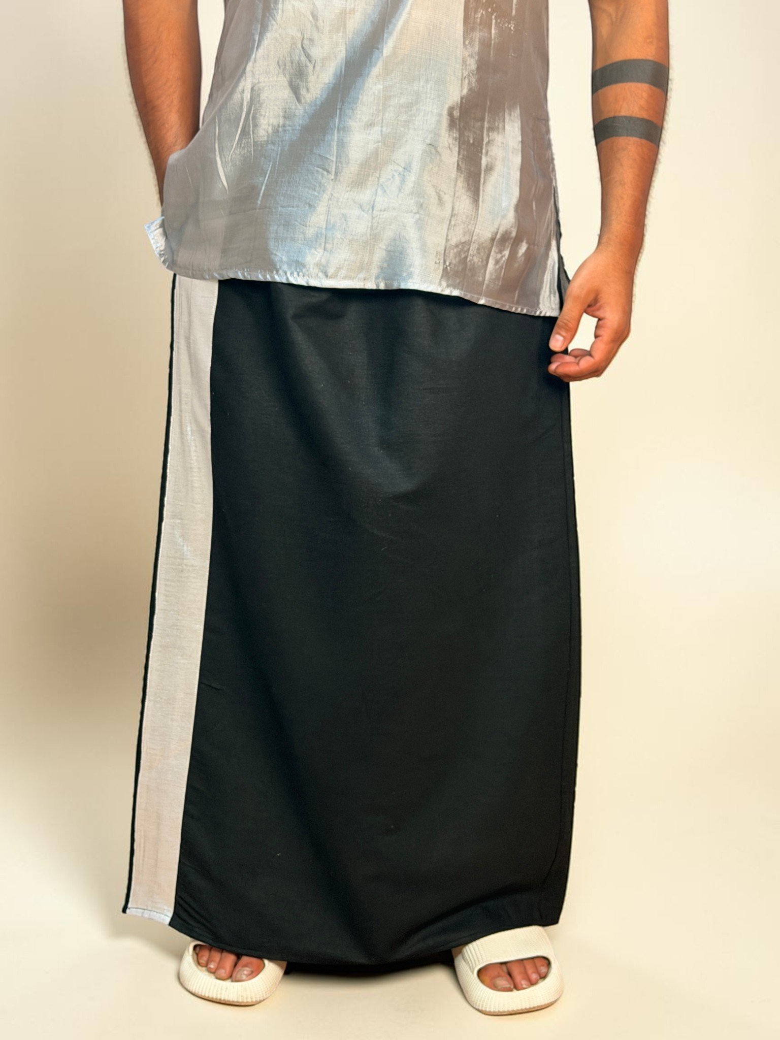 Men Black Color With Silver Zari Stripe Pajamalungi