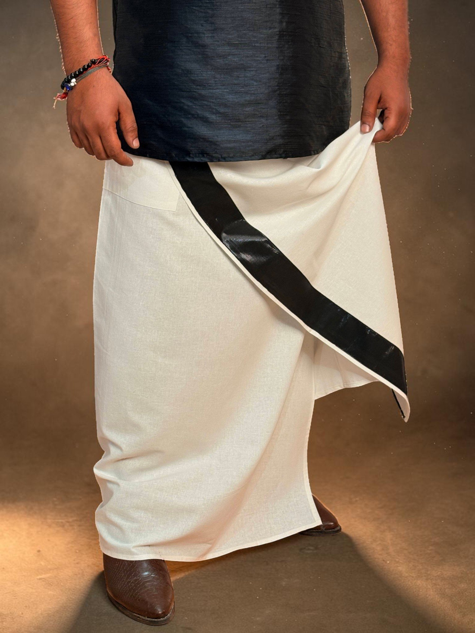 Men White Color With Black Zari Stripe Pajamalungi - Image 9