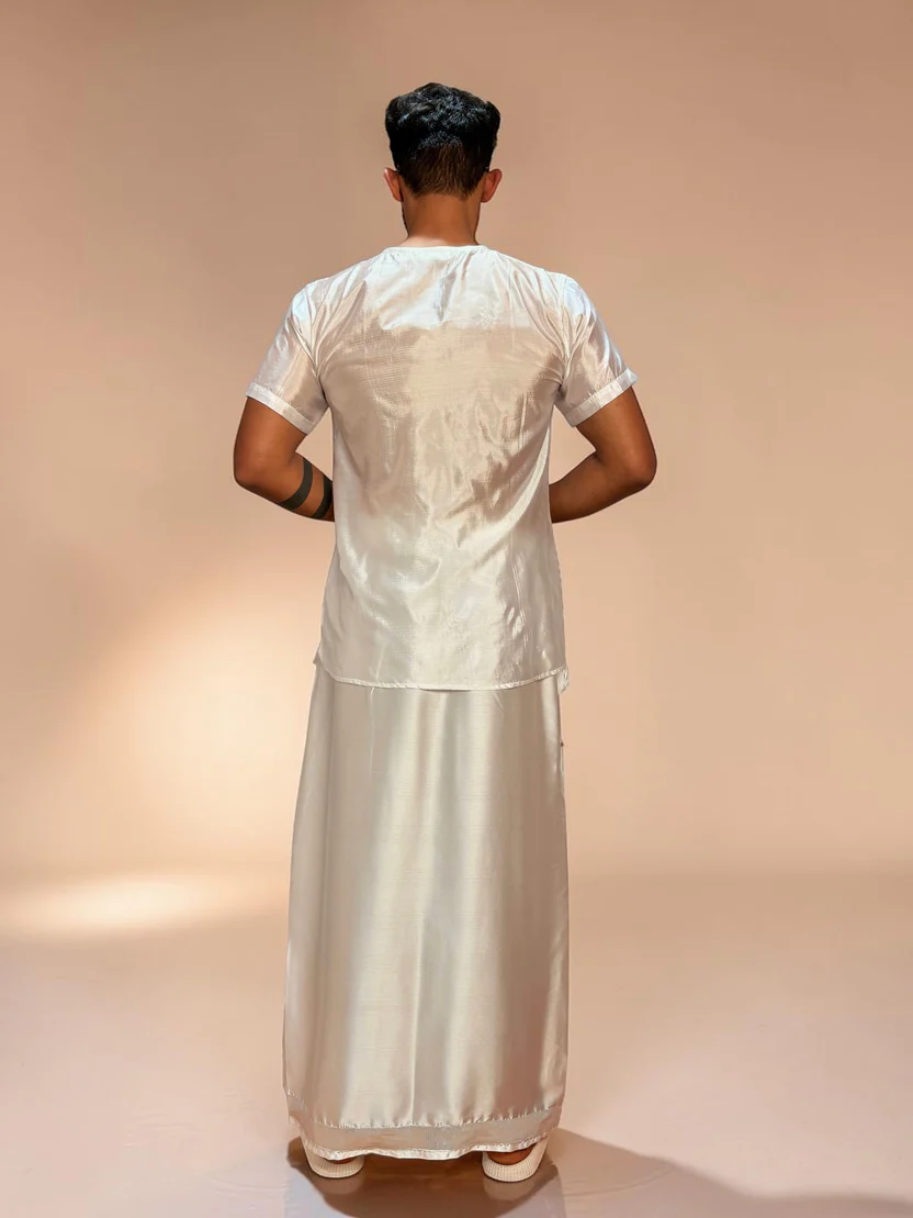 Men White Colour Silk Lungi - Image 3