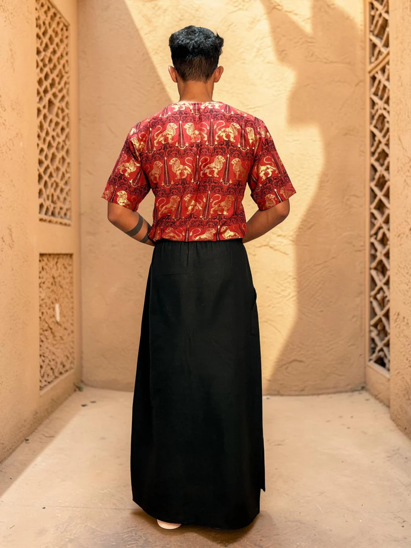Men Black Color With Golden Zari Stripe Pajamalungi - Image 4