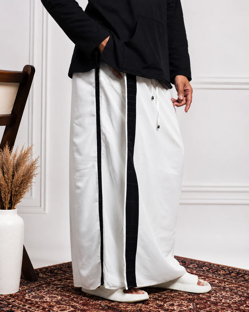 Men White Colour Pajamalungi With Black And Silver Zari Stripe Panel - Image 4
