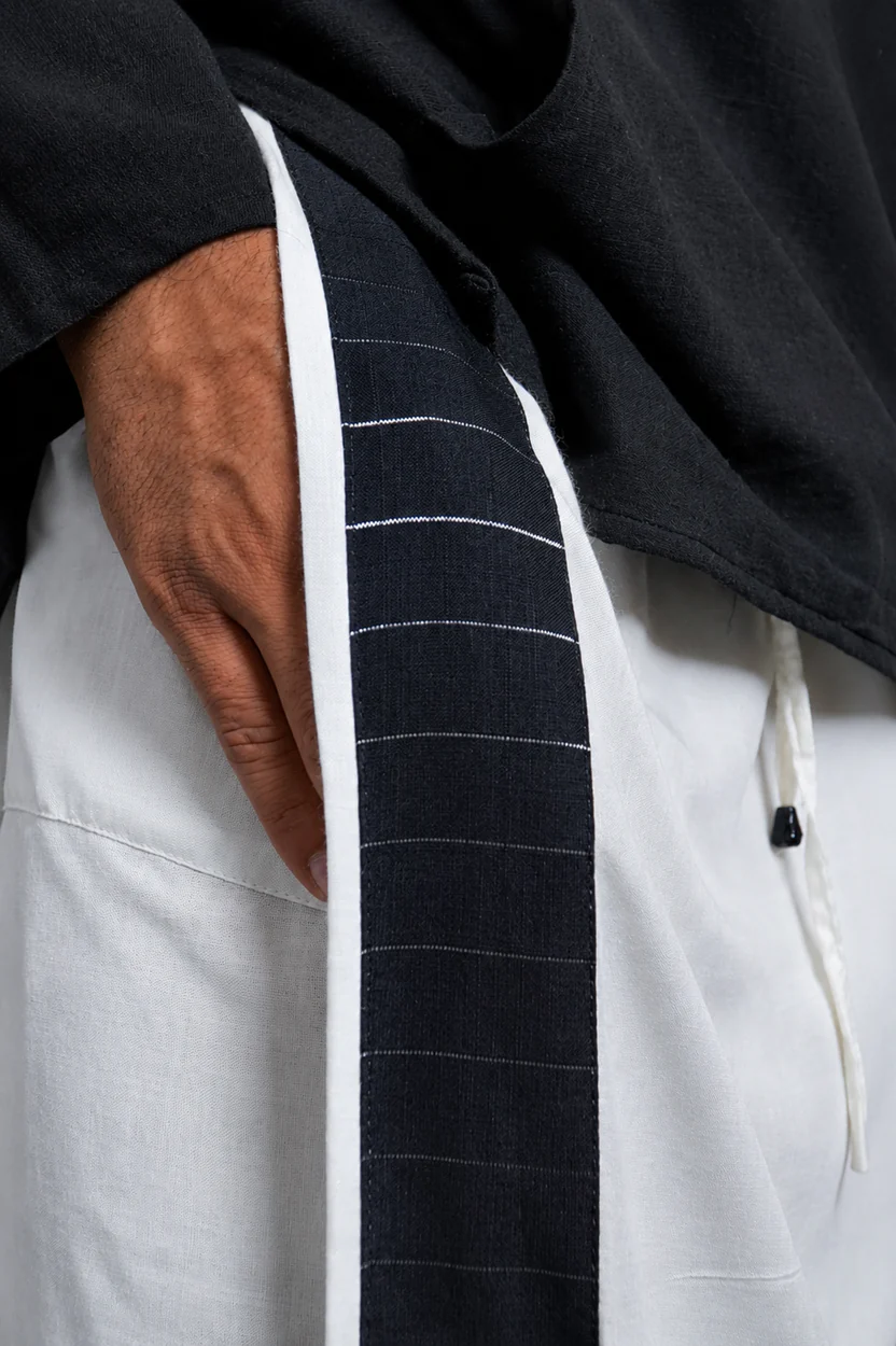 Men White Colour Pajamalungi With Navy/ SilverZari Stripe Panel - Image 6