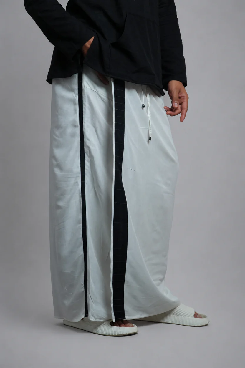 Men White Colour Pajamalungi With Navy And Gold Zari Stripe Panel - Image 4