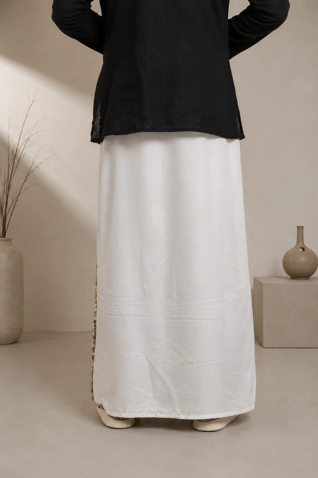 Men White Colour Pajamalungi With Floral Printed Panel - Image 5