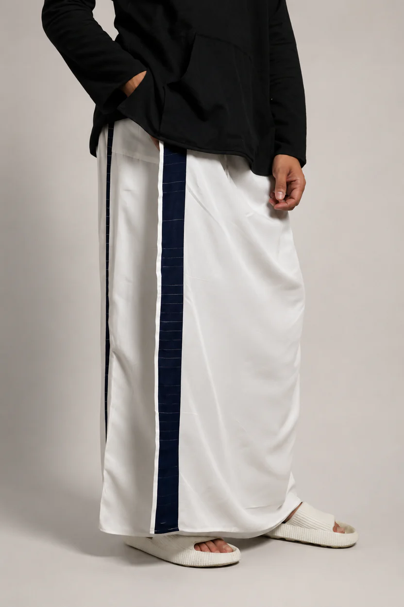 Men White Colour Pajamalungi With Navy/ SilverZari Stripe Panel - Image 3