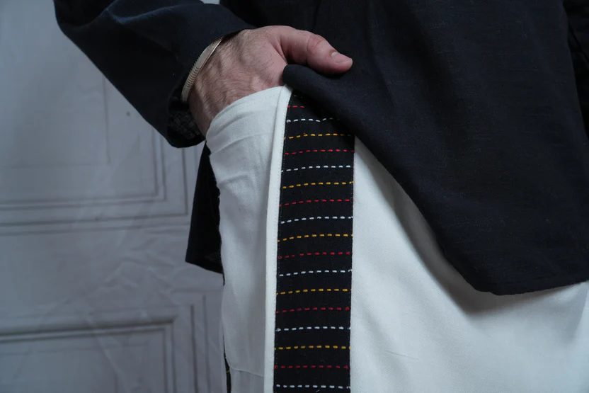 Men White Colour Pajamalungi With Black Stripe Panel - Image 9