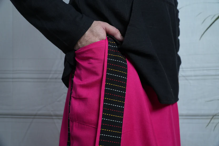 Men Pink Colour Pajamalungi With Black Stripe Panel - Image 11