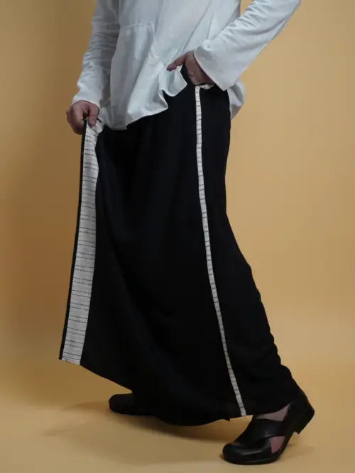 Men Black Colour Pajamalungi With White Stripe Panel